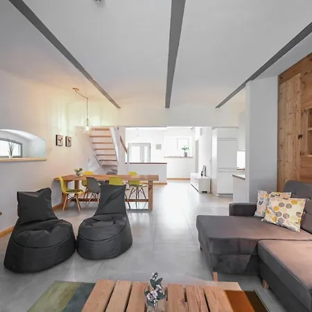 Moderne Und Gemutliche Maisonette-ferienwohnung Mit Terrasse Und Wallbox Im Farmhouse Bei Zittau Eckartsberg