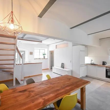 Moderne Und Gemutliche Maisonette-ferienwohnung Mit Terrasse Und Wallbox Im Farmhouse Bei Zittau Eckartsberg