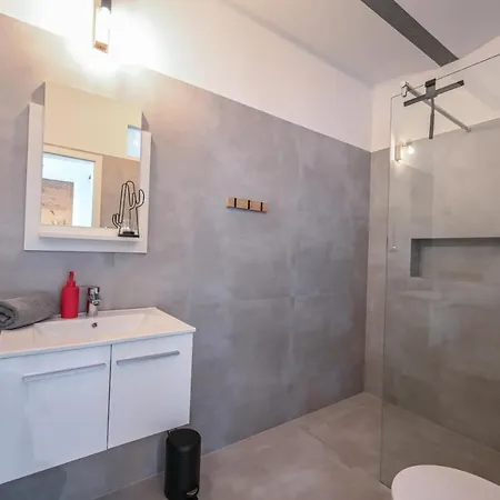 Moderne Und Gemutliche Maisonette-ferienwohnung Mit Terrasse Und Wallbox Im Farmhouse Bei Zittau