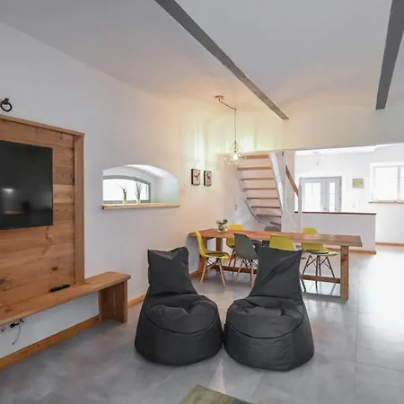 Moderne Und Gemutliche Maisonette-ferienwohnung Mit Terrasse Und Wallbox Im Farmhouse Bei Zittau شقة *